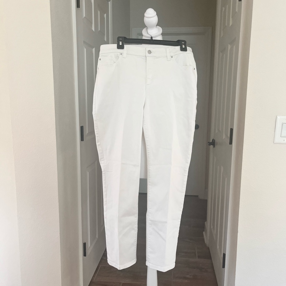Chico's Fabulously Slimming White Pants 1.5 short.